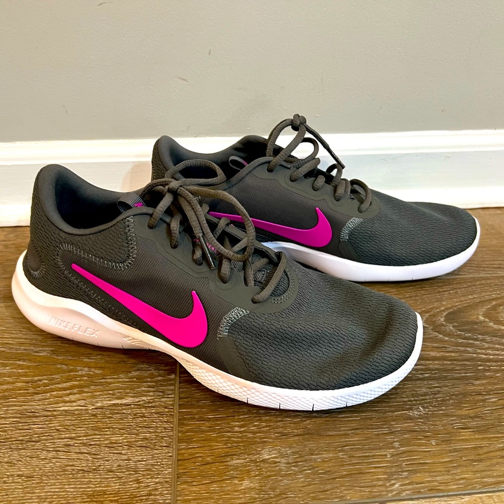 Nike Flex Experience RN Women’s athletic shoe size 9.5M Never worn , NWT NIB